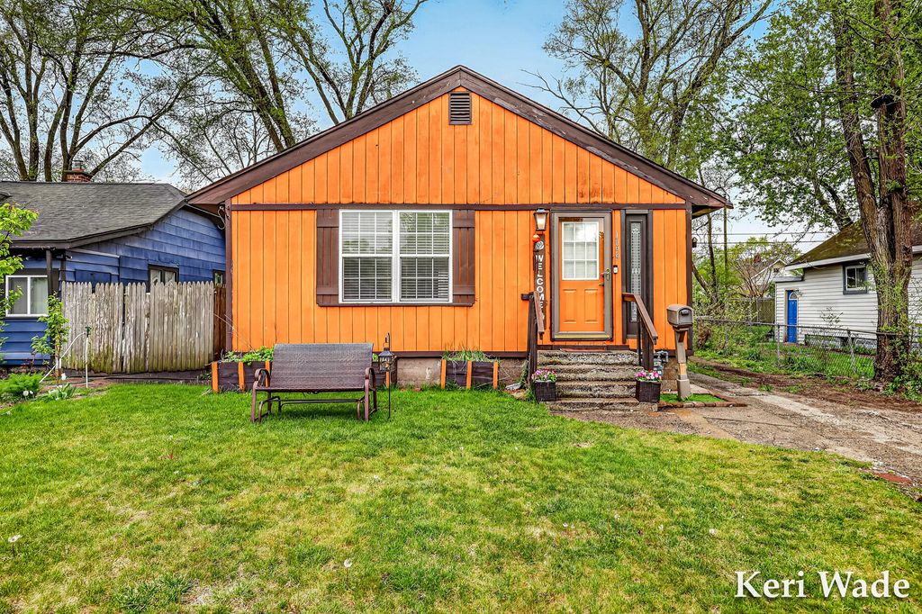 Photo of 1099 Aurora Avenue, Muskegon, MI 49442 (MLS # 26022232)