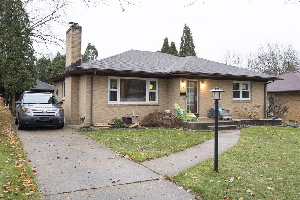 Photo of 15 Westmont Drive NW, Grand Rapids, MI 49504 (MLS # 23144148)