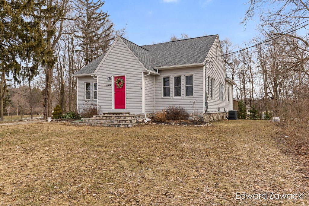 Photo of 6914 Young Avenue NE, Rockford, MI 49341 (MLS # 26007964)