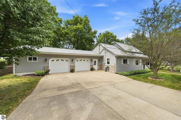 1126 LAUREL ST, CADILLAC, MI 49601 - Image 3c6465fc47bafaa3e0a5162948b3821e/398525281