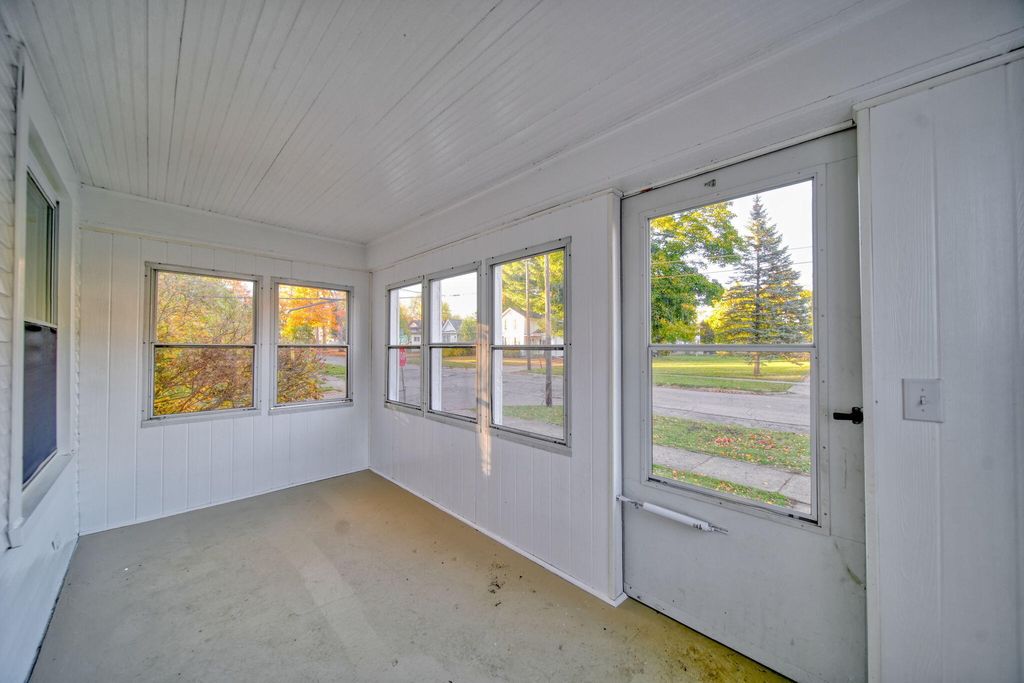 Photo of 521 Oakhill Avenue, Jackson, MI 49201 (MLS # 26005128)