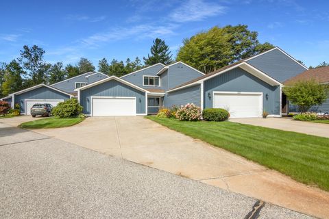 Photo of 133 W North Shore Drive, Cadillac, MI 49601 (MLS # 25048369)