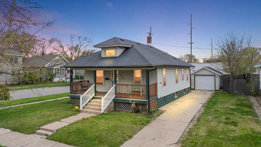Photo of 1103 Franklin Avenue, Grand Haven, MI 49417 (MLS # 26019293)
