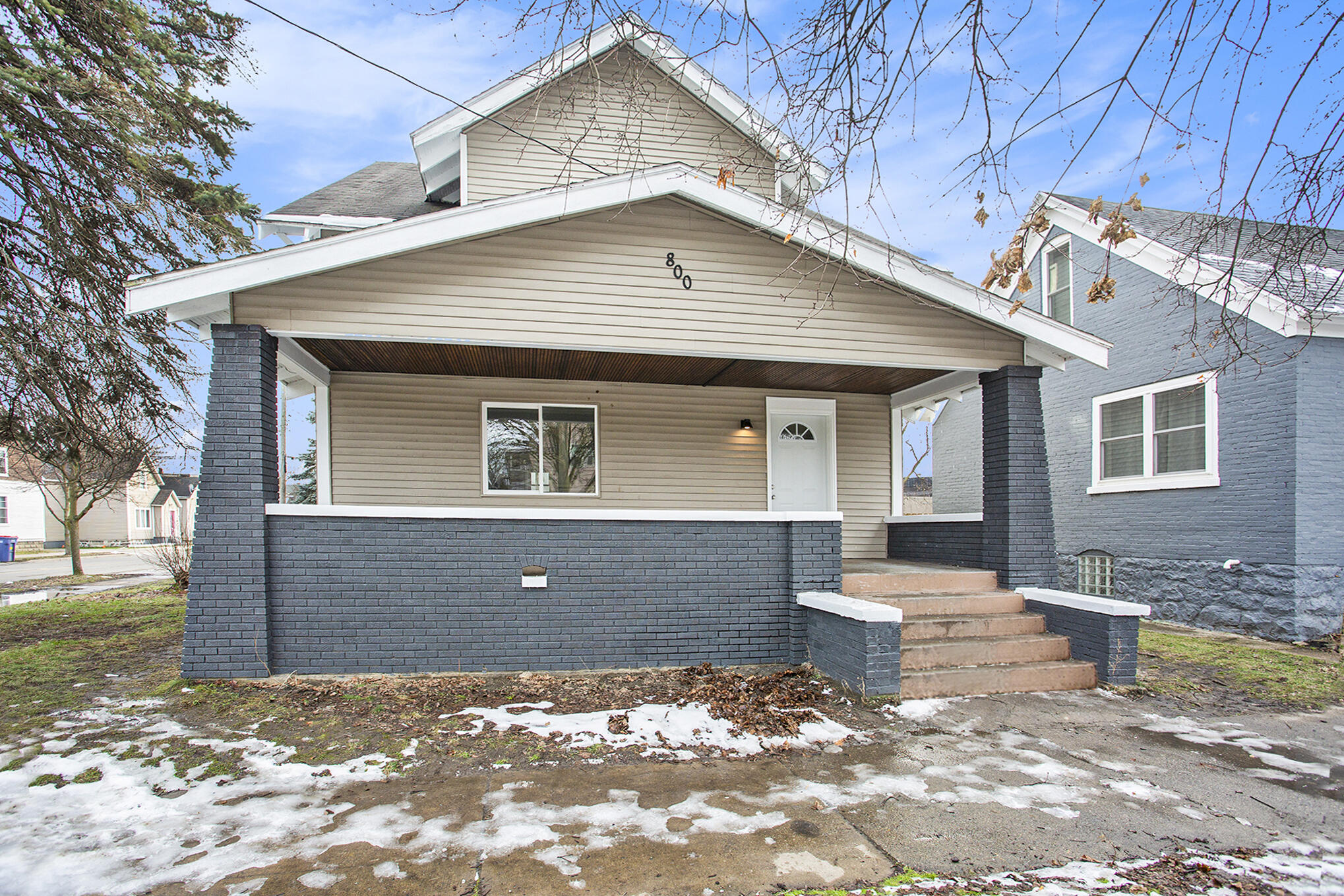 Photo 2 of 31 of 800 6th Street NW house