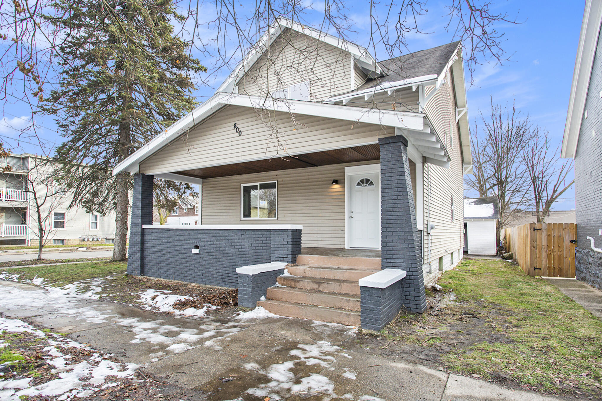 Photo 1 of 31 of 800 6th Street NW house