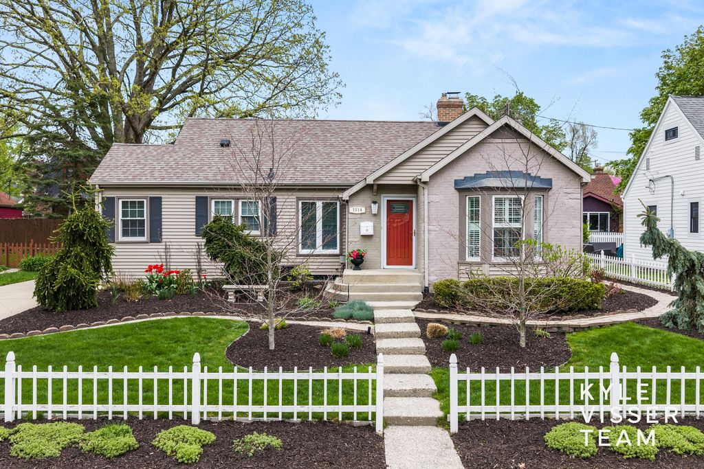 Photo of 1114 Keneberry Way SE, East Grand Rapids, MI 49506 (MLS # 26018928)