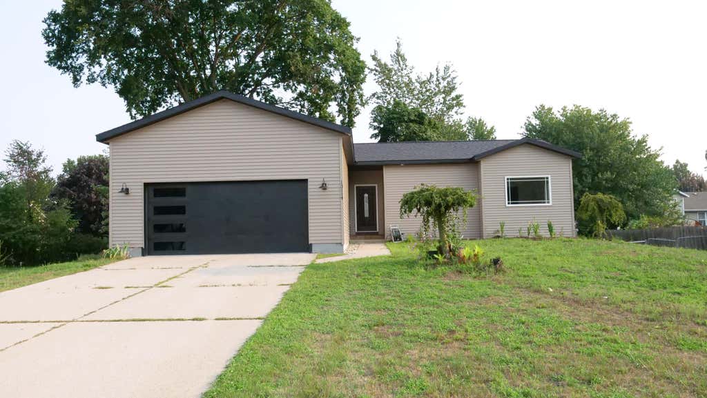 Photo of 13114 Southland Court, Holland, MI 49424 (MLS # 26042360)
