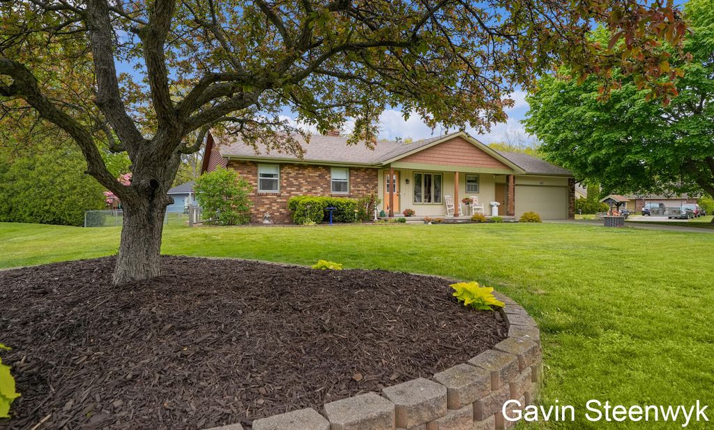 Photo of 401 Kingwood Drive, Holland, MI 49424 (MLS # 26021138)