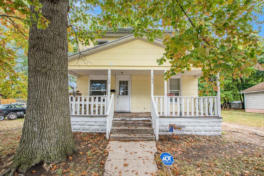 Photo of 1688 Hoyt Street, Muskegon, MI 49442 (MLS # 25052488)