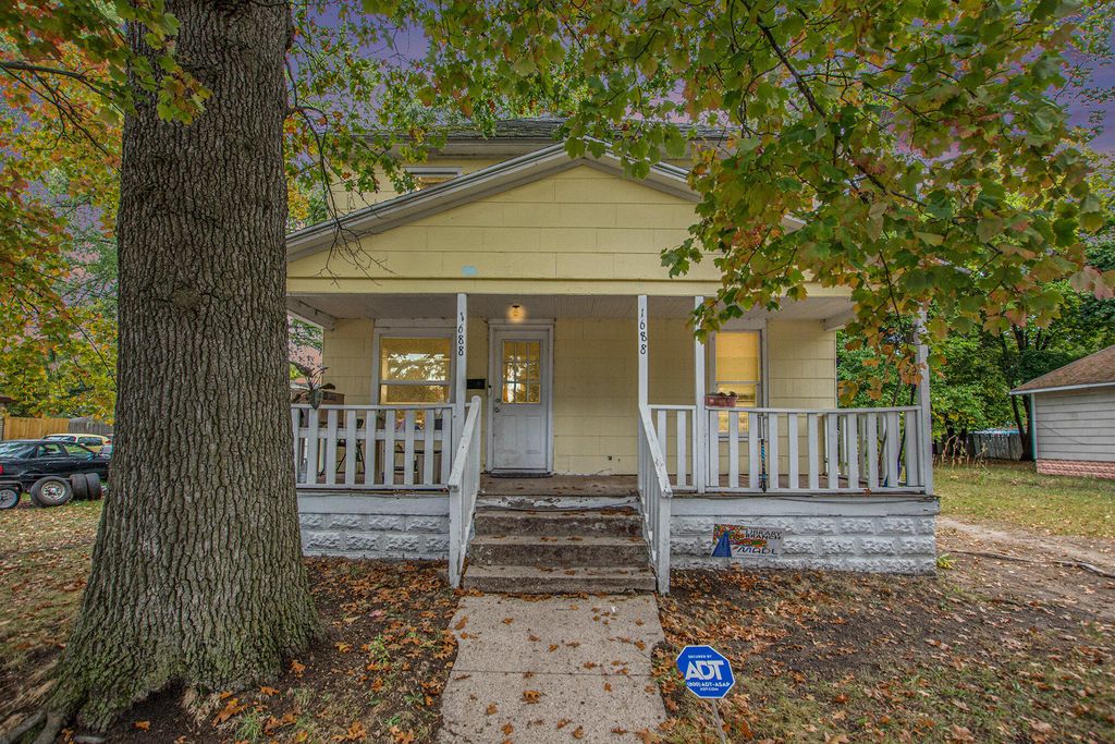 Photo of 1688 Hoyt Street, Muskegon, MI 49442 (MLS # 25052488)