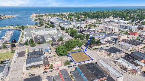 Photo of 302 S James Street St, Ludington, MI 49431 (MLS # 26050626)