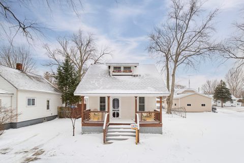 Photo of 815 E Filer Street, Ludington, MI 49431 (MLS # 26000393)