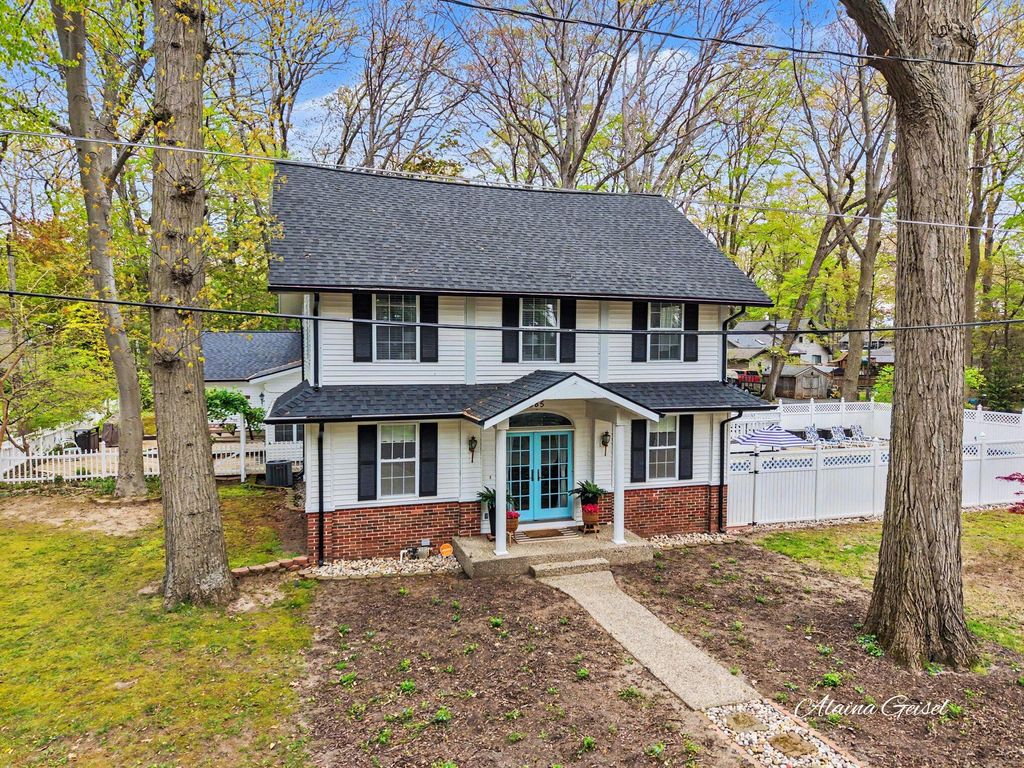 Photo of 385 Marquette Avenue, Holland, MI 49424 (MLS # 26022092)