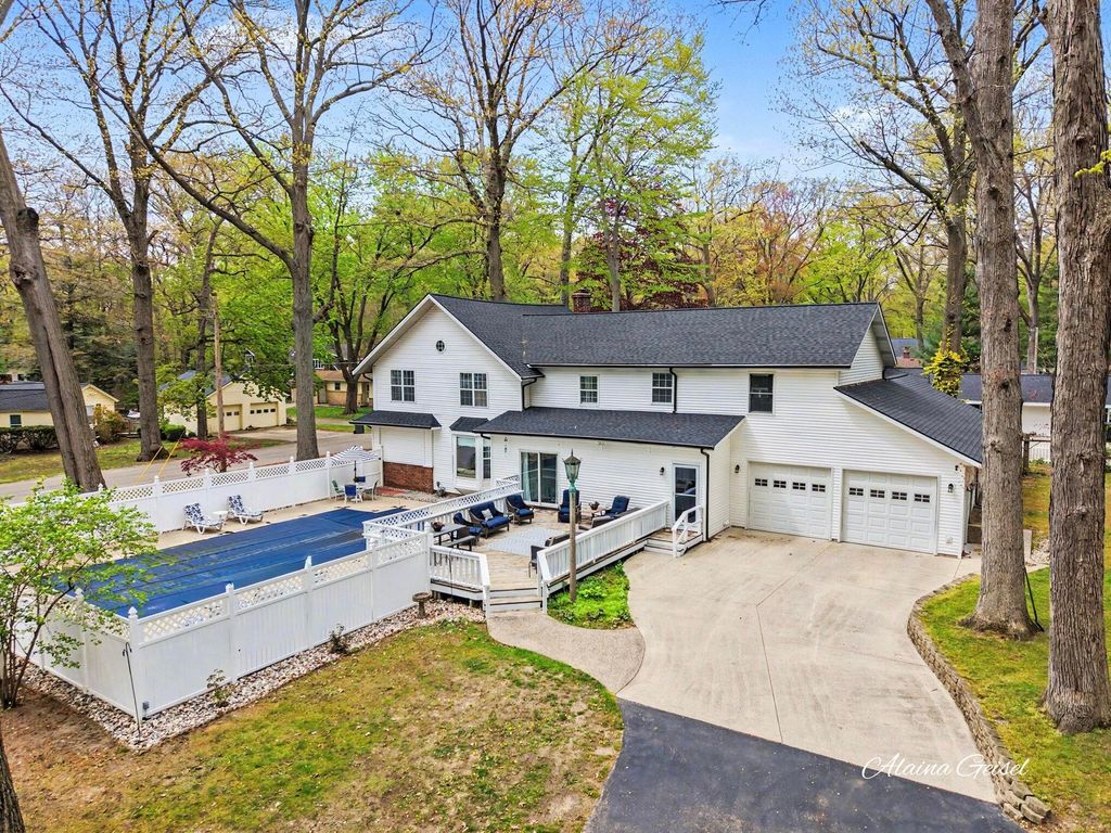 Photo of 385 Marquette Avenue, Holland, MI 49424 (MLS # 26022092)