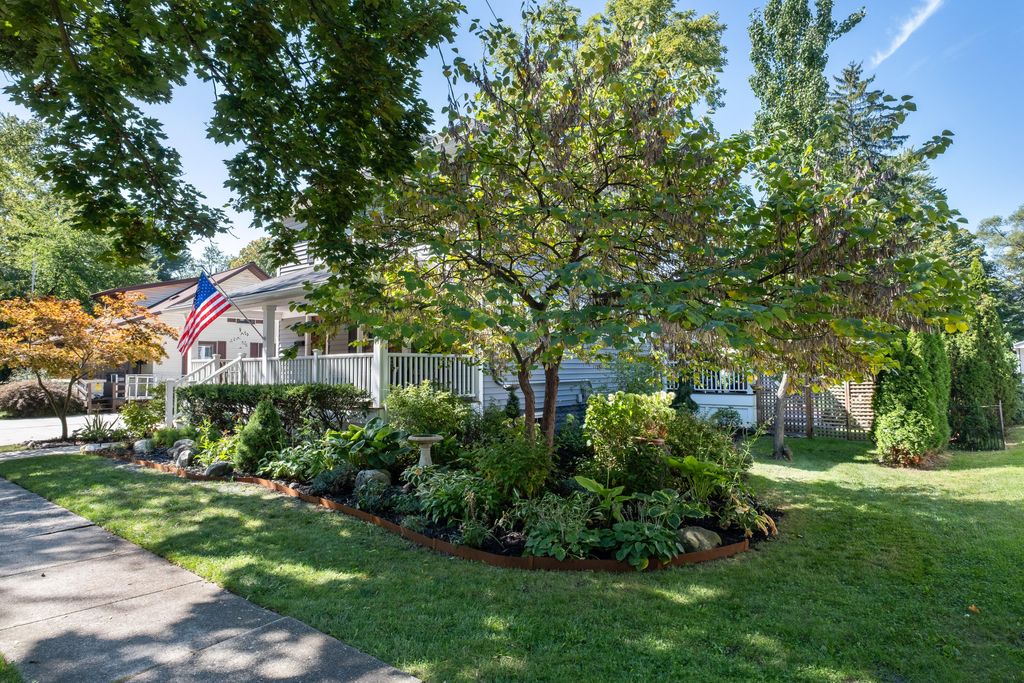 Photo of 131 S Monroe Street NE, Rockford, MI 49341 (MLS # 25047634)