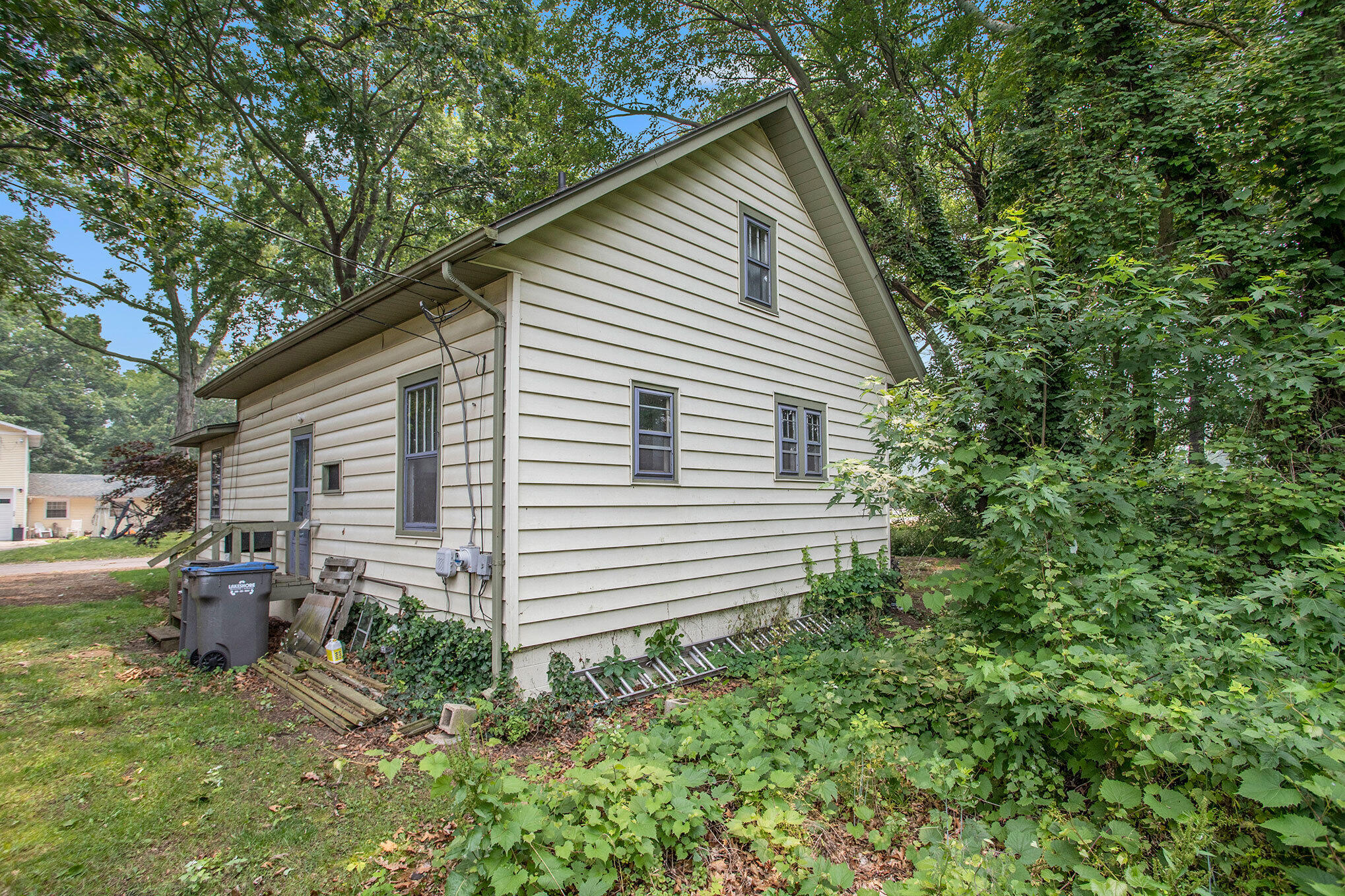 Photo 14 of 17 of 916 W Michigan Street house