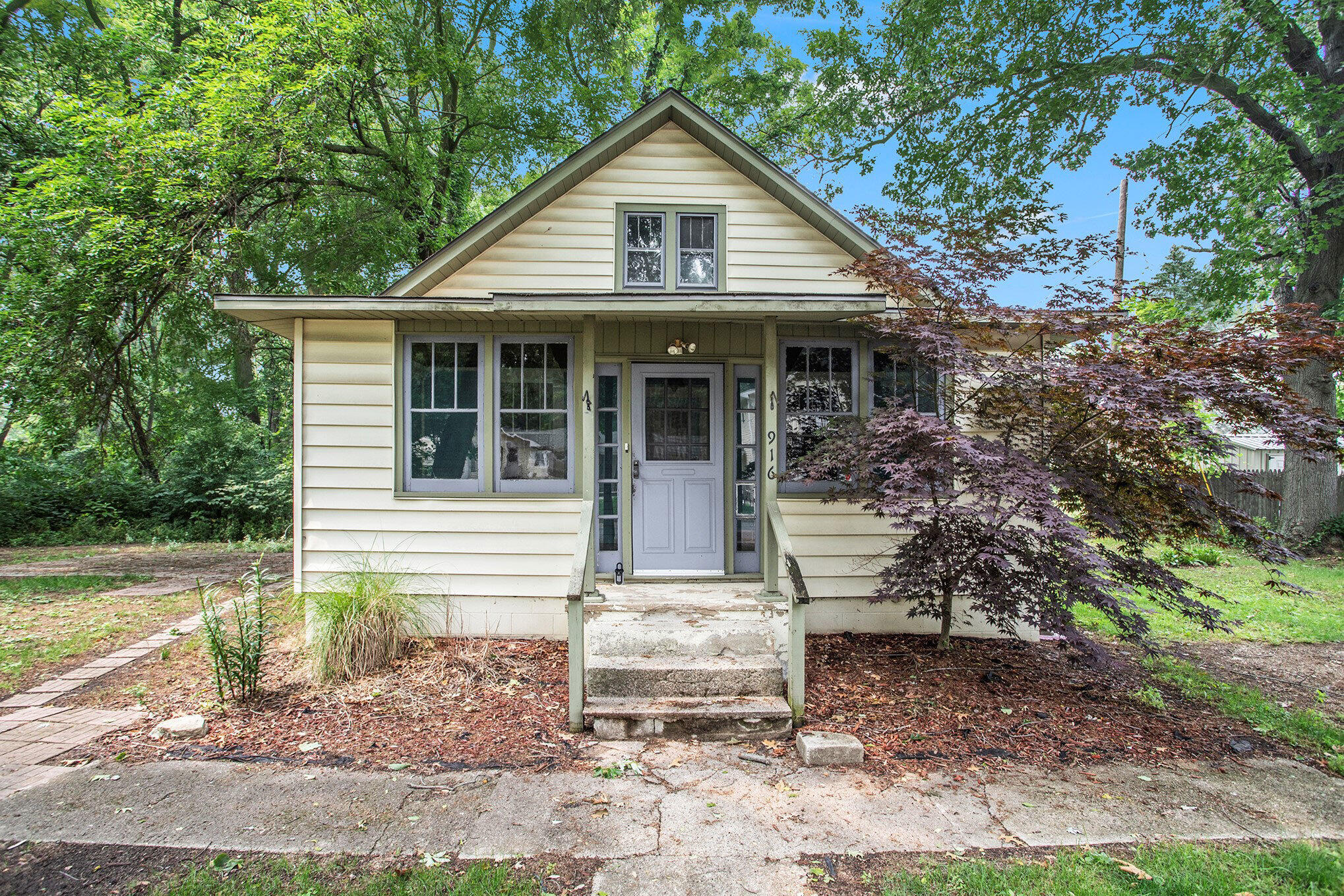 Photo 2 of 17 of 916 W Michigan Street house