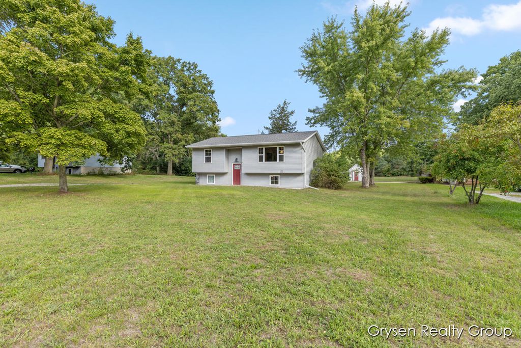 Photo of 13347 Lincoln Street, Grand Haven, MI 49417 (MLS # 25045679)