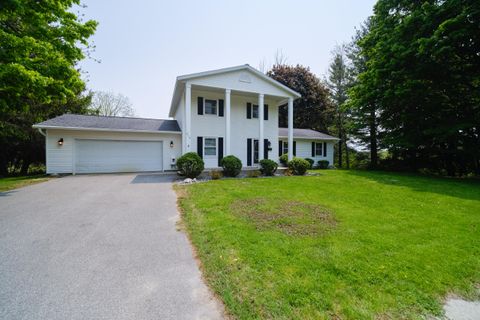 Photo of 819 Elm Street, Manistee, MI 49660 (MLS # 25026733)
