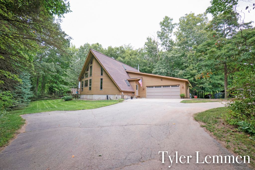 Photo of 3871 64th Street, Holland, MI 49423 (MLS # 25046683)
