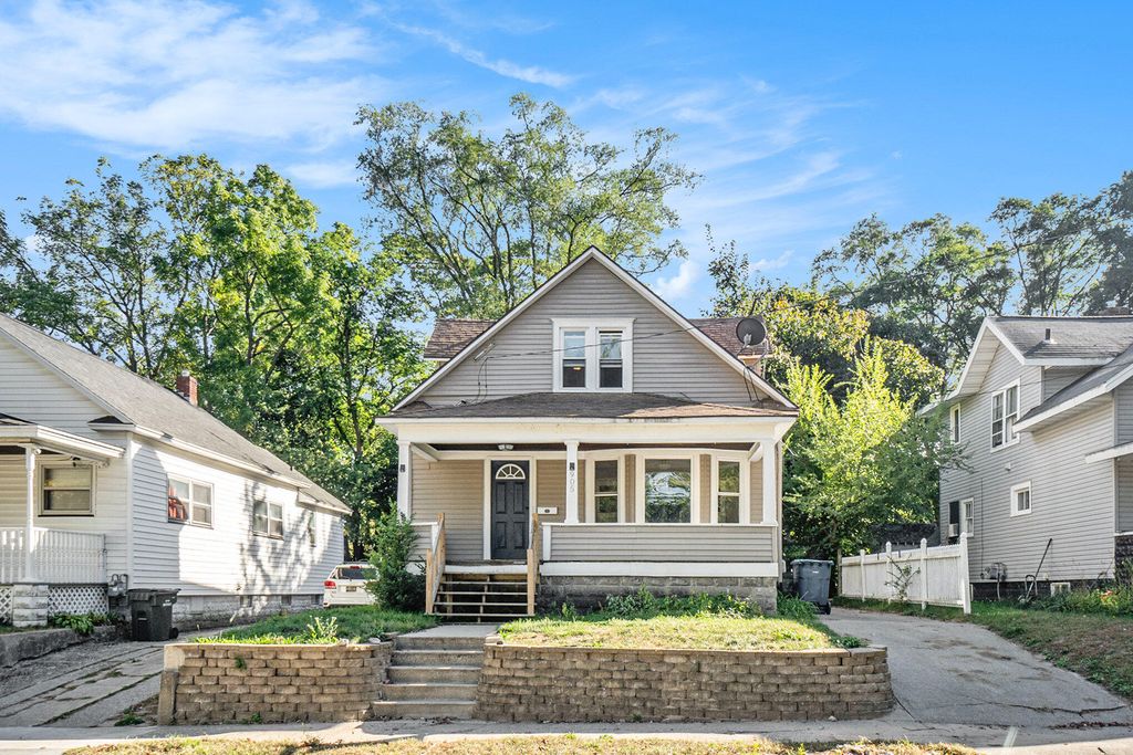 Photo of 905 W Forest Avenue, Muskegon, MI 49441 (MLS # 25034301)