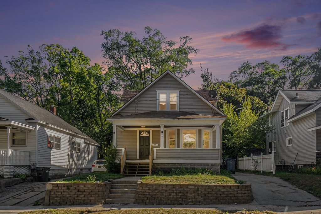 Photo of 905 W Forest Avenue, Muskegon, MI 49441 (MLS # 25034301)