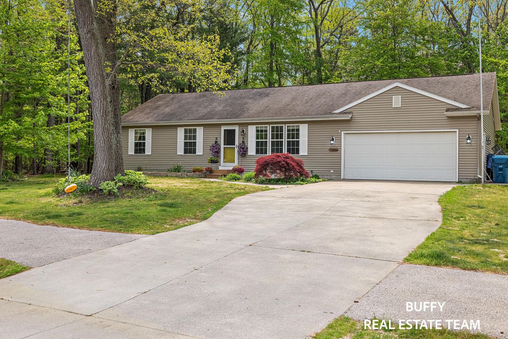 Photo of 15892 Groesbeck Street, Grand Haven, MI 49417 (MLS # 26023144)