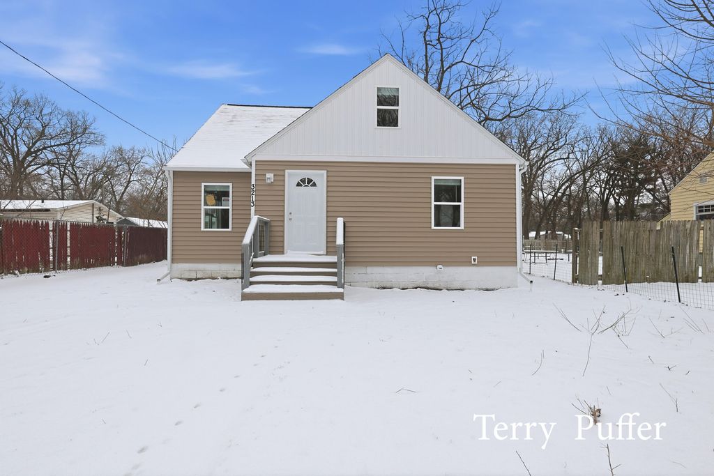 Photo of 3213 Mona Street, Muskegon, MI 49444 (MLS # 26010735)