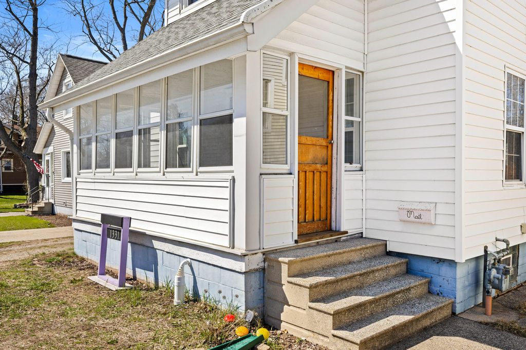 Photo of 1331 Pennoyer Avenue, Grand Haven, MI 49417 (MLS # 26014771)