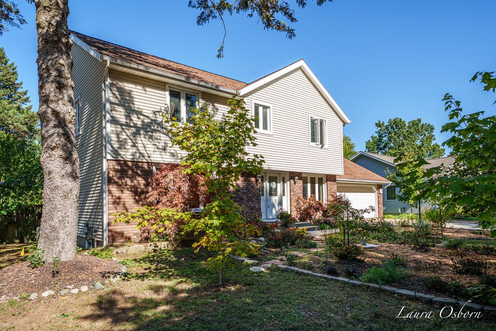 Photo of 743 Crestview Street, Holland, MI 49423 (MLS # 25052211)