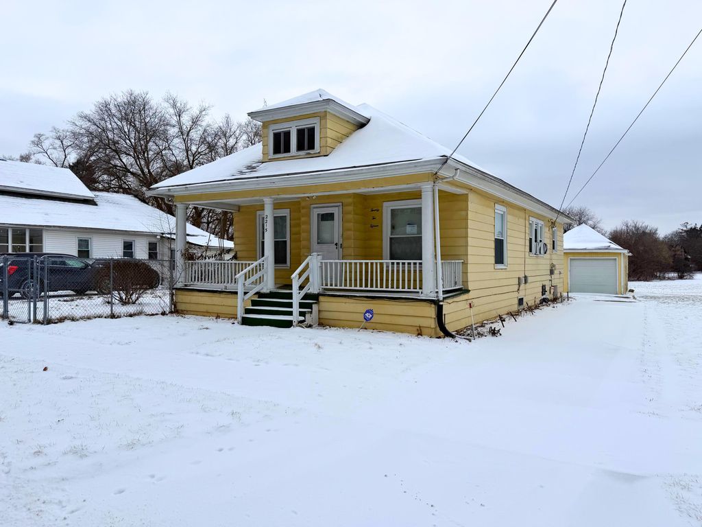 Photo of 2215 Lincoln Avenue, Saginaw, MI 48601 (MLS # 26002397)