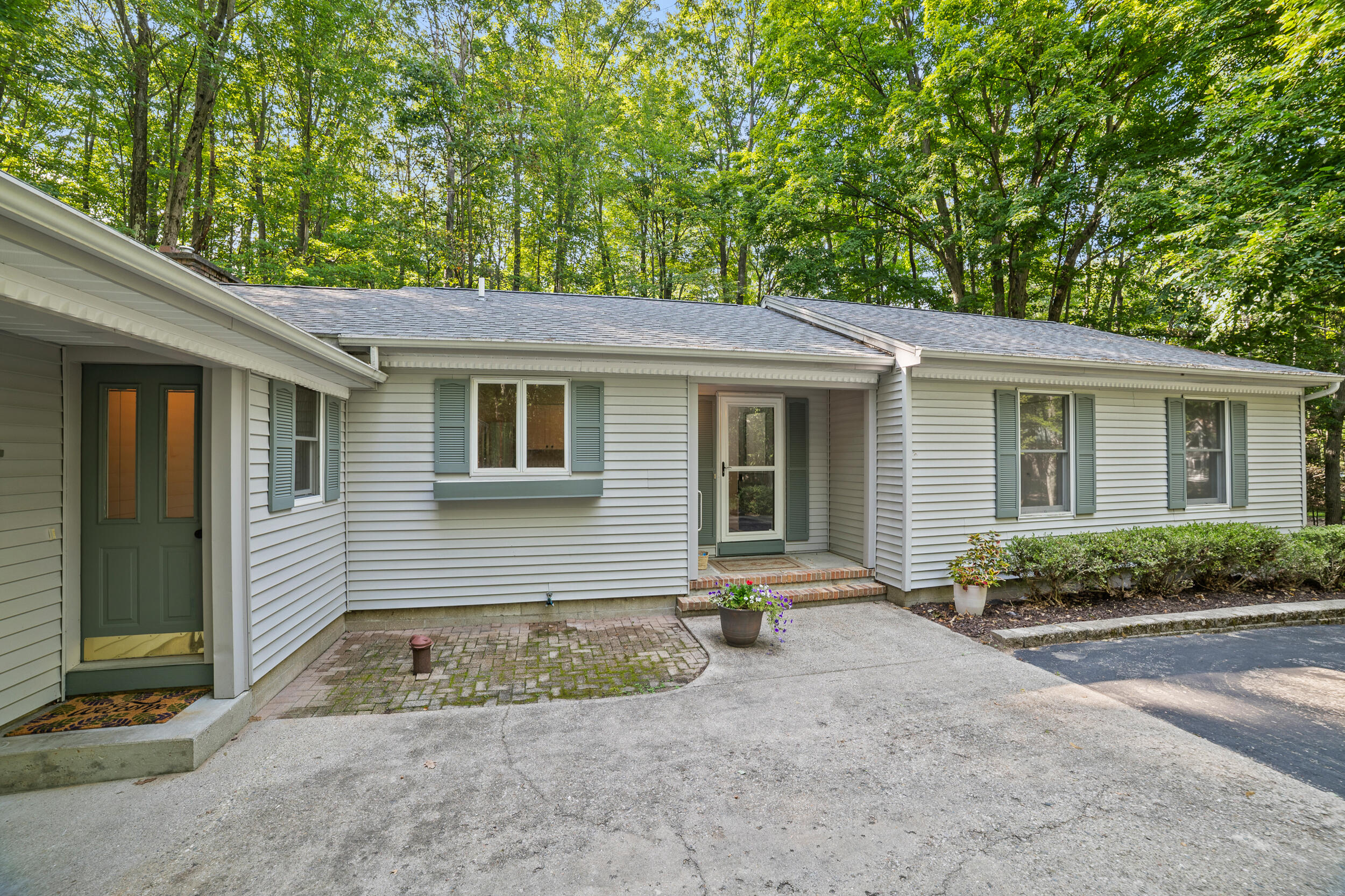 9348 Center Lane