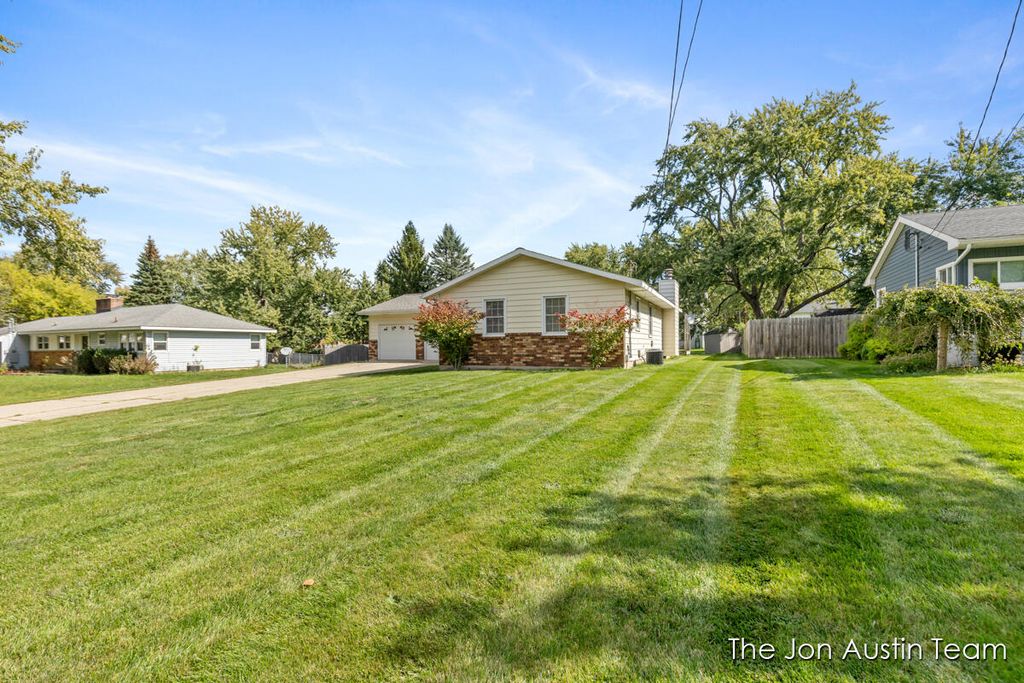 Photo of 1474 Marlin Avenue NW, Grand Rapids, MI 49534 (MLS # 25050974)