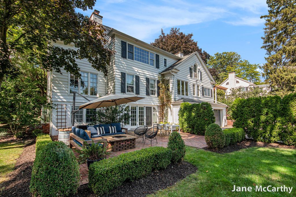 Photo of 270 Lakeside Drive SE, East Grand Rapids, MI 49506 (MLS # 26021505)