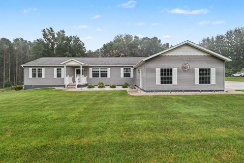 Photo of 986 W Fox Farm Road, Manistee, MI 49660 (MLS # 26032392)