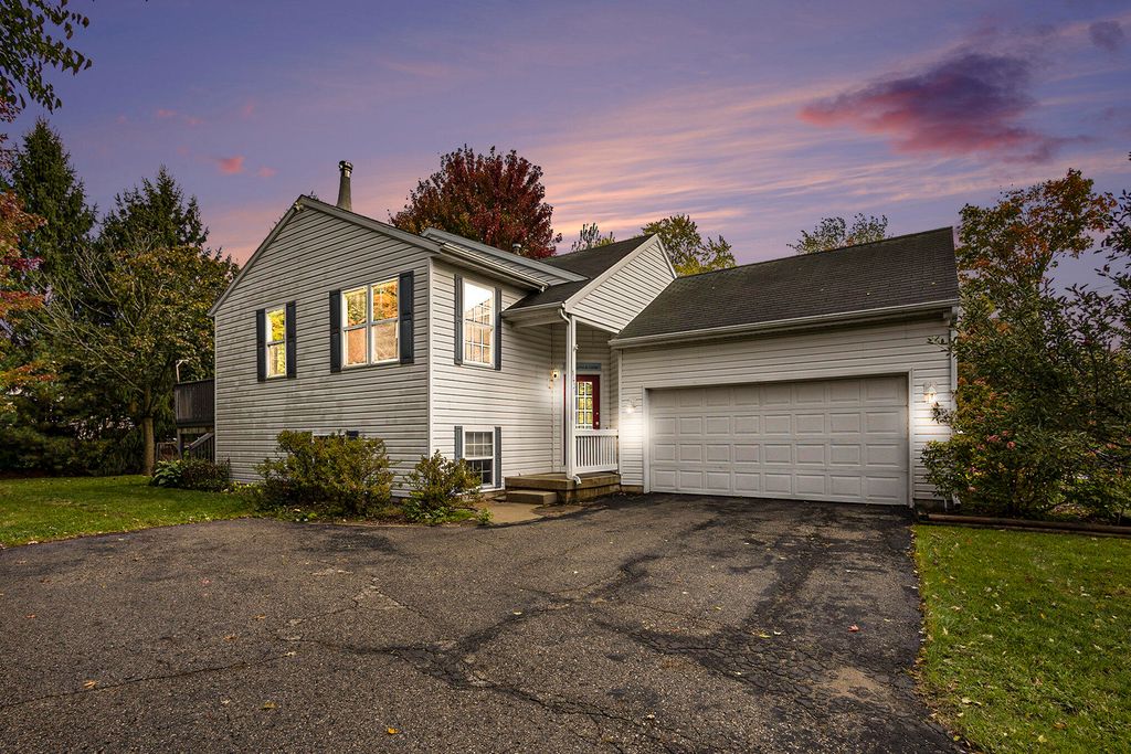 Photo of 1431 W Lakewood Boulevard, Holland, MI 49424 (MLS # 25054612)