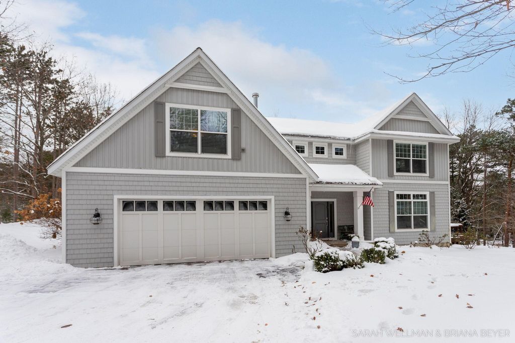 Photo of 2009 W Lakewood Blvd, Holland, MI 49424 (MLS # 25062065)