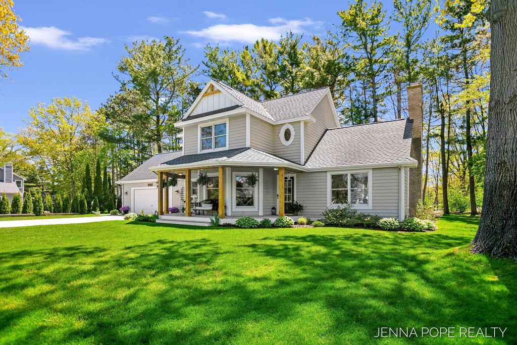 Photo of 16084 Delta View Drive, Grand Haven, MI 49417 (MLS # 26024266)