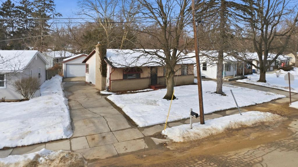 Photo of 1465 Laughlin Drive NW, Grand Rapids, MI 49504 (MLS # 26005921)