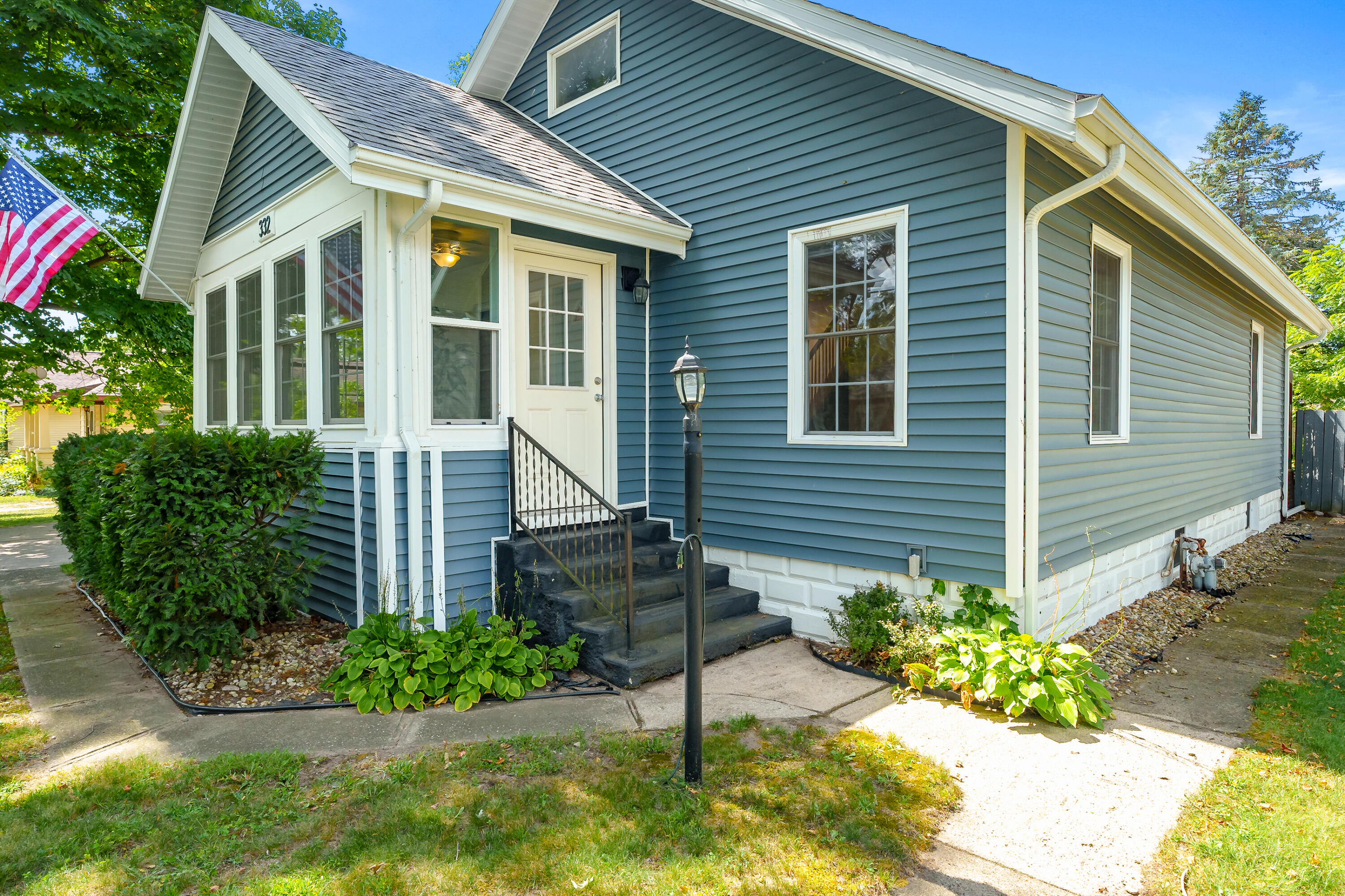 332 SUTHERLAND Avenue