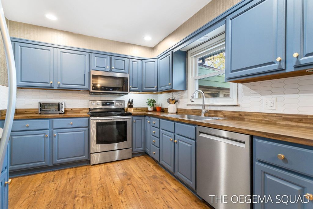 Photo of 1101 Lynden Road, Holland, MI 49423 (MLS # 25060181)