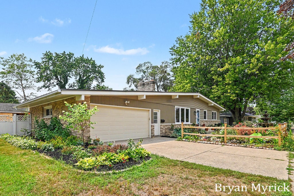 Photo of 182 E 25th Street, Holland, MI 49423 (MLS # 26039524)