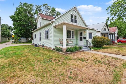 Photo of 109 N Franklin Street, Ludington, MI 49431 (MLS # 26030091)
