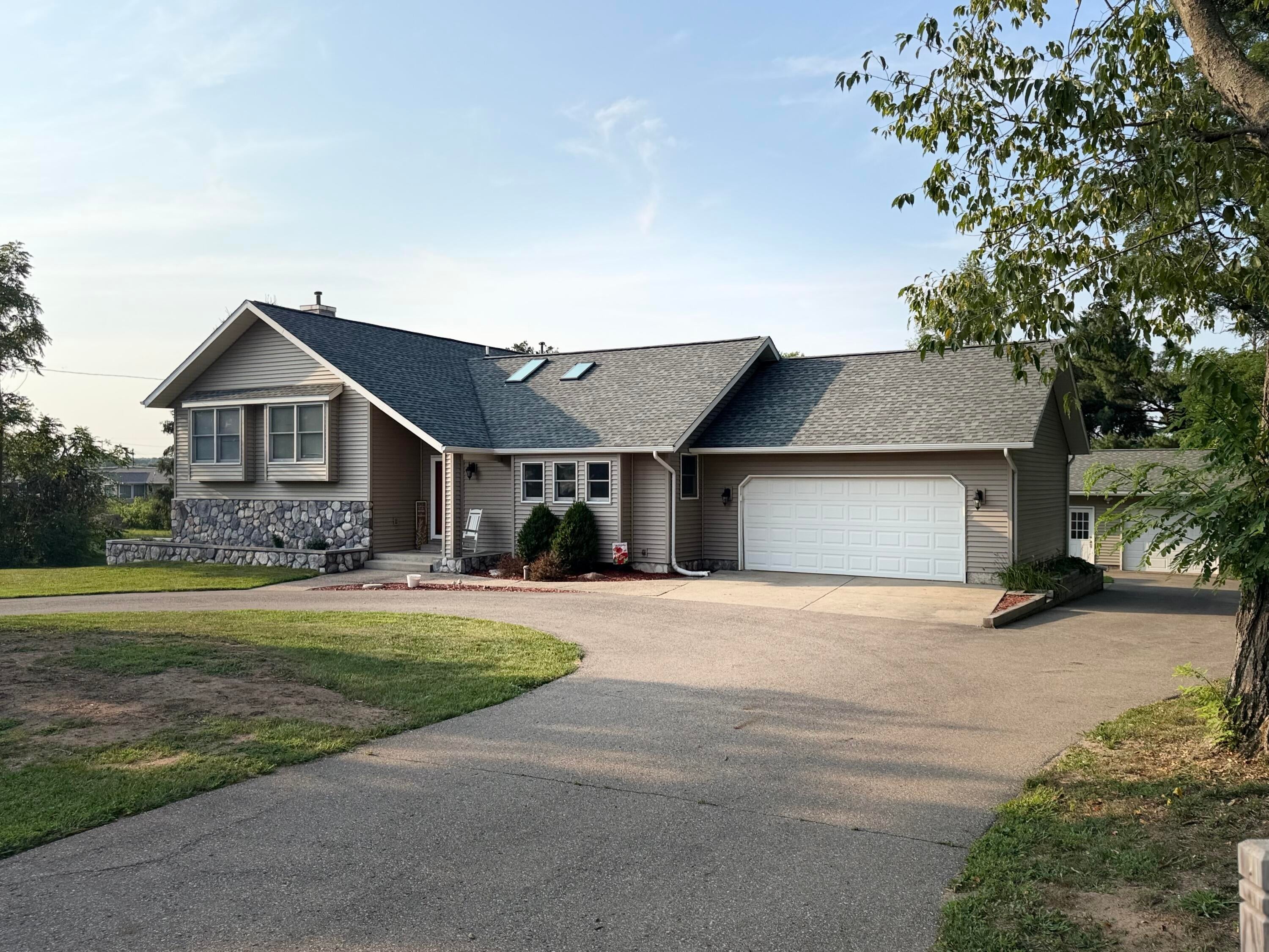1055 Miller