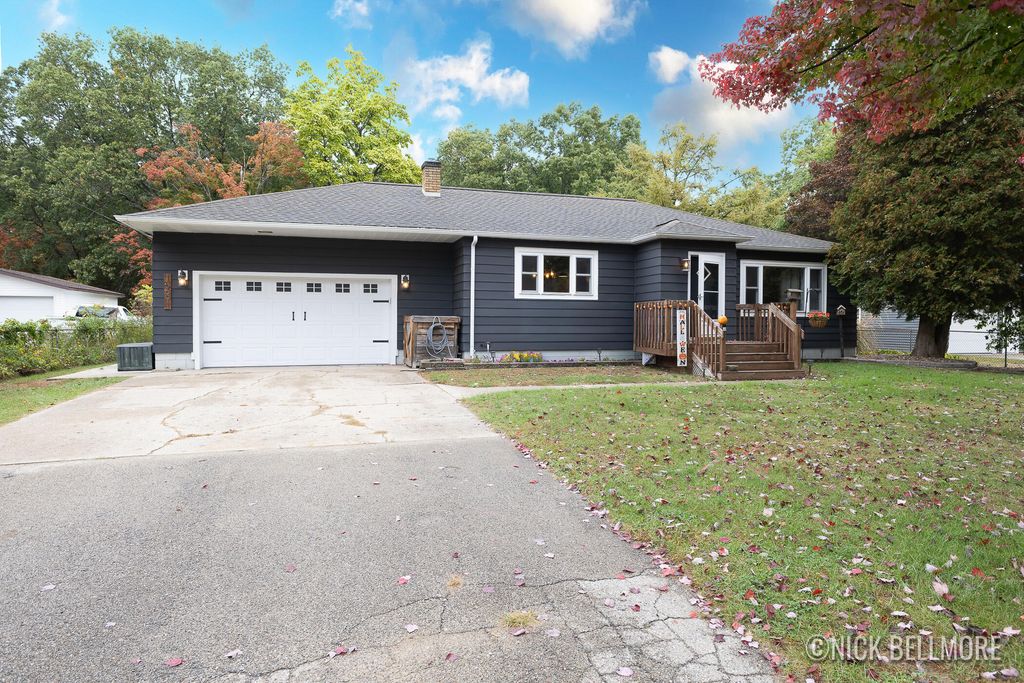 Photo of 15691 Pruin Street, Spring Lake, MI 49456 (MLS # 25053602)