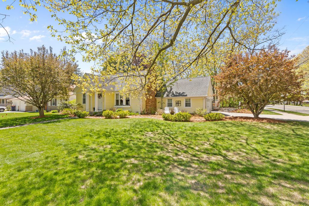 Photo of 996 Colonial Court, Holland, MI 49423 (MLS # 26022126)