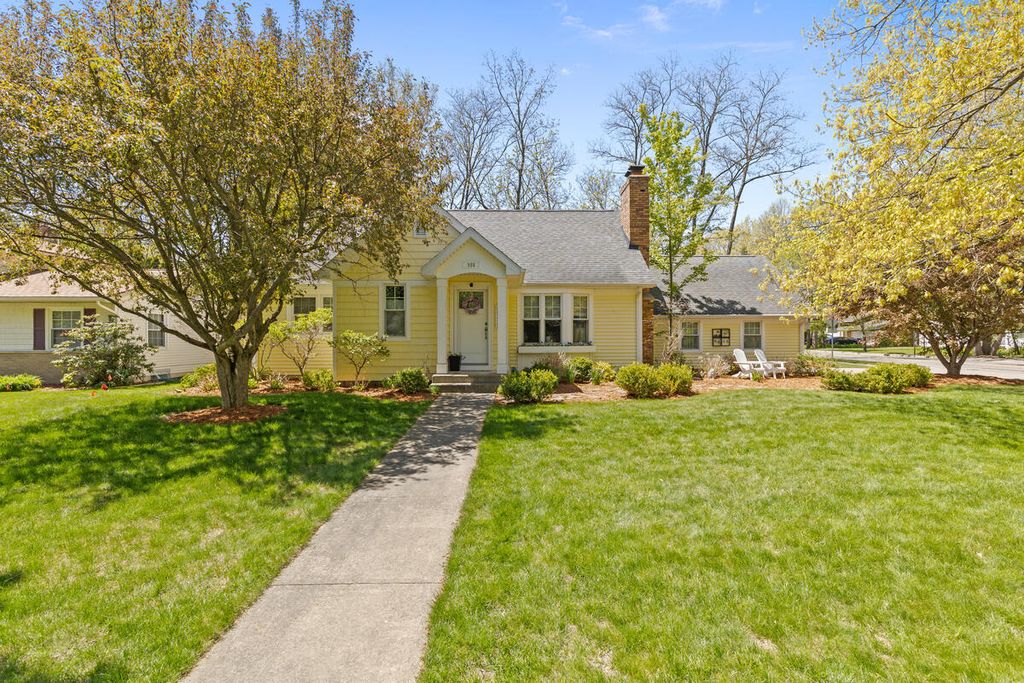 Photo of 996 Colonial Court, Holland, MI 49423 (MLS # 26022126)