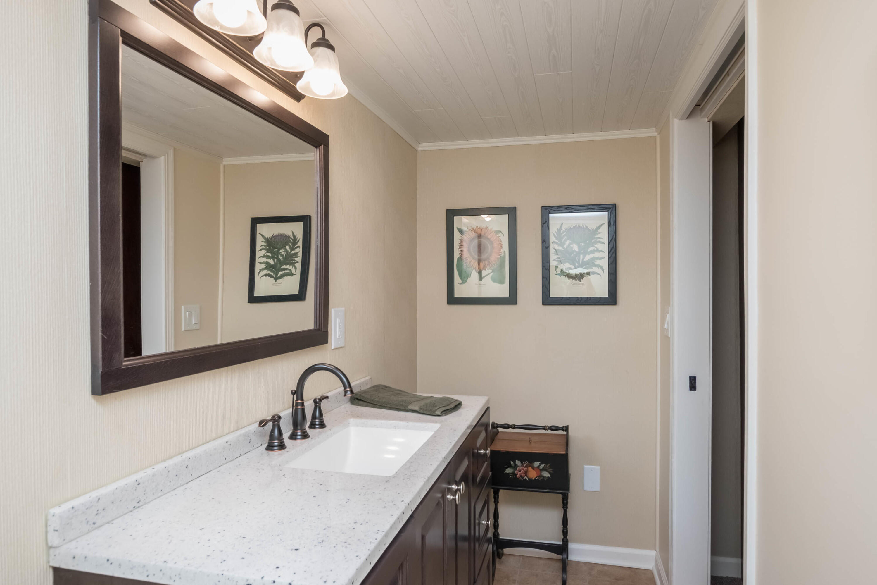 Rochester Hills, Michigan 48309, United States, 2 Bedrooms Bedrooms, ,3 BathroomsBathrooms,Residential,Pending,132411