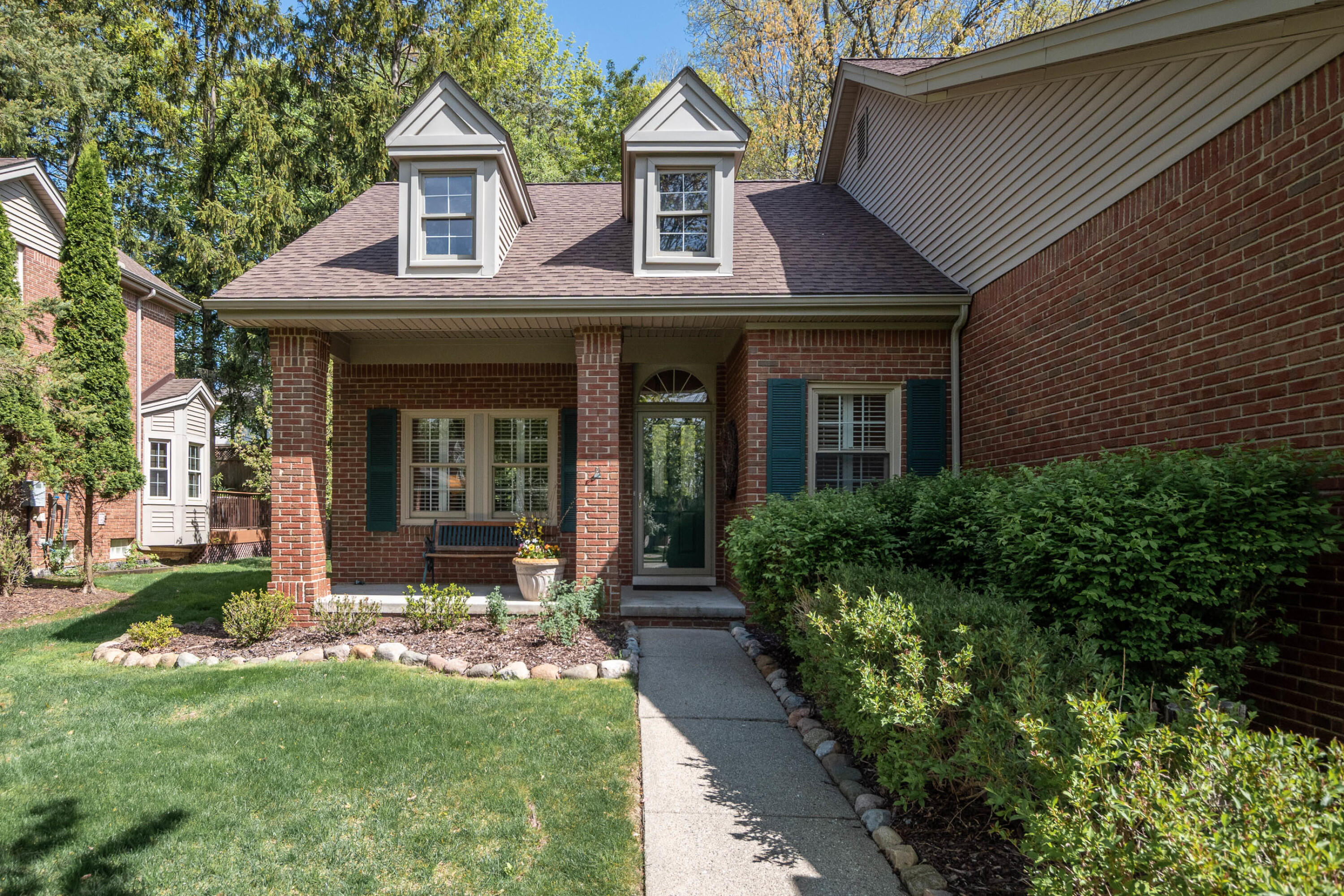 Rochester Hills, Michigan 48309, United States, 2 Bedrooms Bedrooms, ,3 BathroomsBathrooms,Residential,Pending,132411