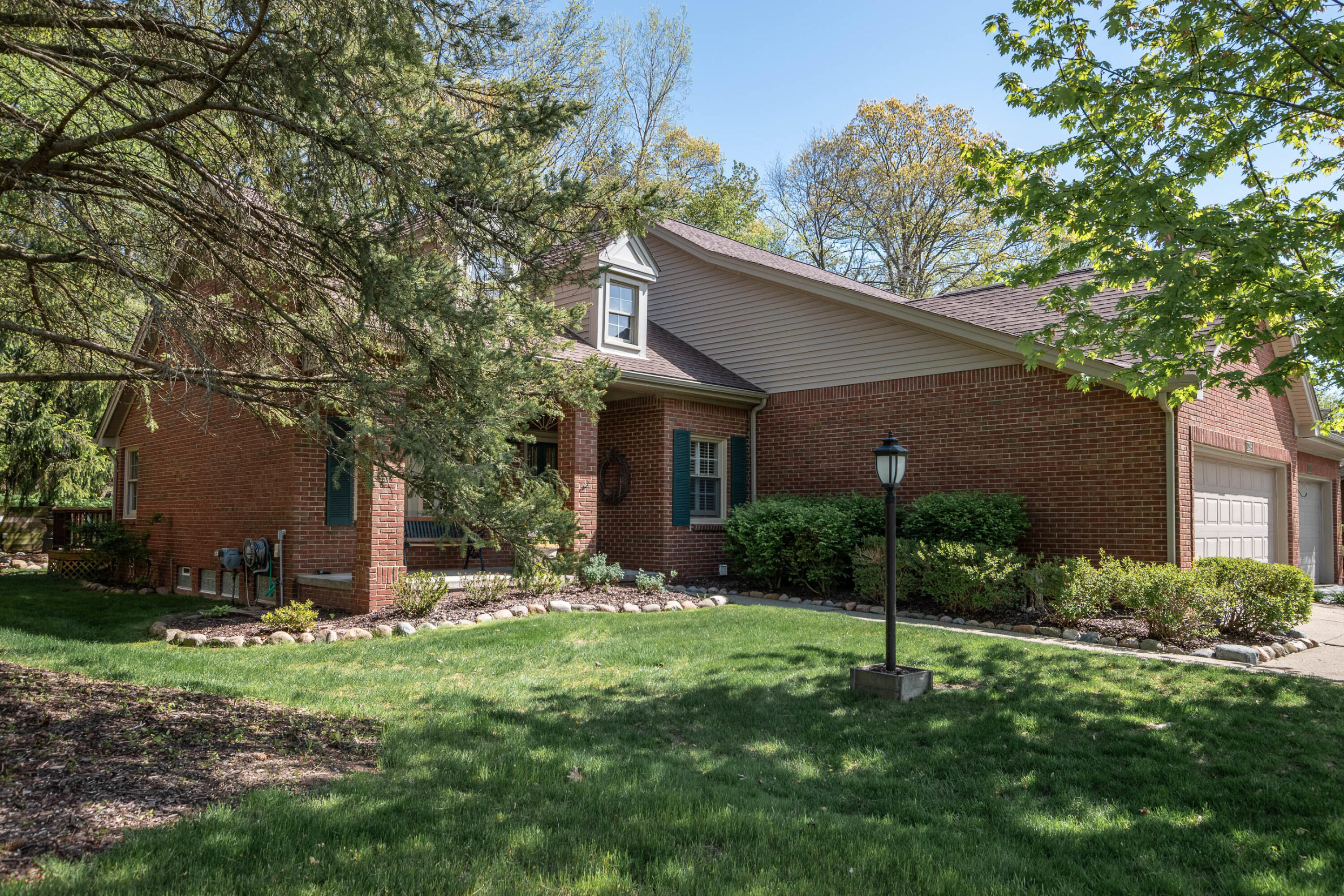 Rochester Hills, Michigan 48309, United States, 2 Bedrooms Bedrooms, ,3 BathroomsBathrooms,Residential,Pending,132411